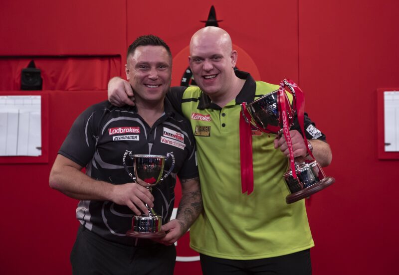 Gerwyn Price und Michael van Gerwen posieren als Runner-up bzw. Sieger der Ladbrokes UK Open 2020