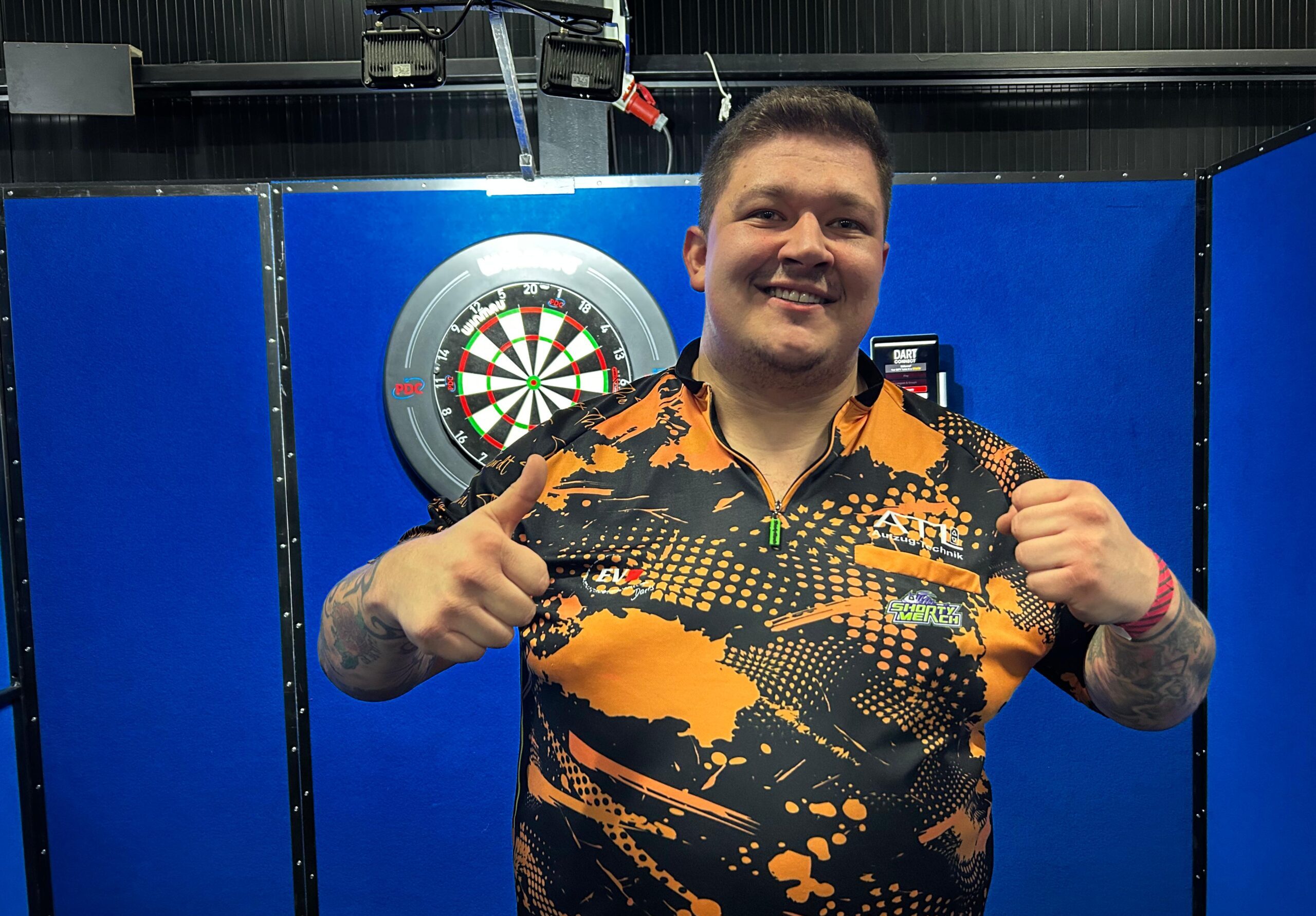 Strahlender Kai Gotthardt nach seinem Sieg bei der Q-School in Kalkar, der ihm erstmalig eine Tourcard sicherte.
