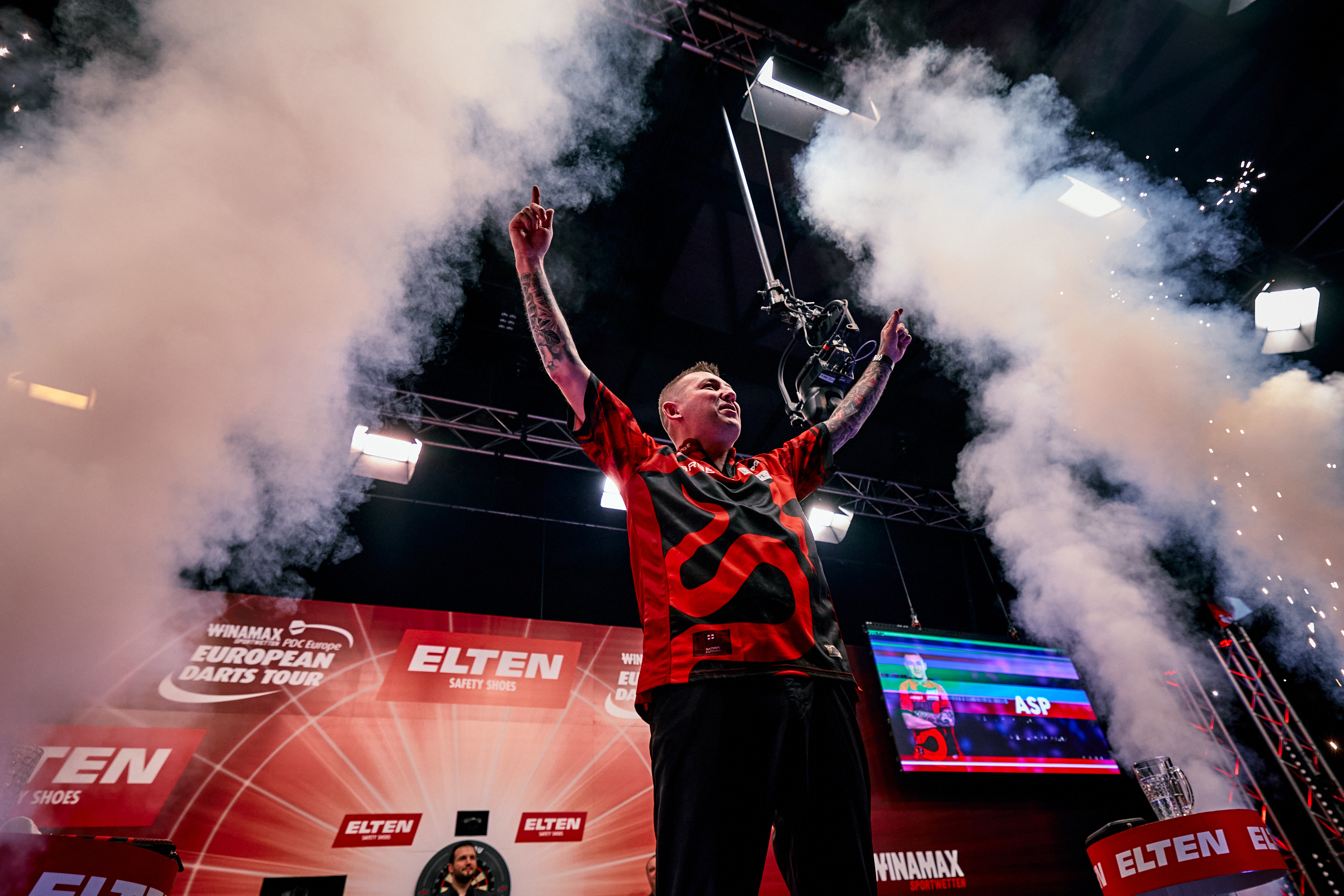 Nathan Aspinall gewinnt die Elten Safety Shoes European Darts Trophy.