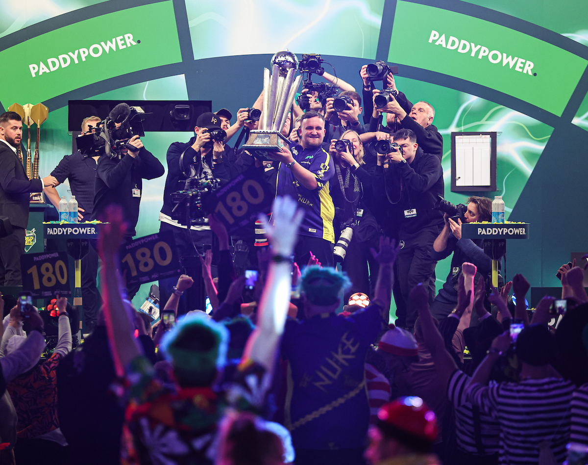 Luke Littler gewinnt die Darts-WM