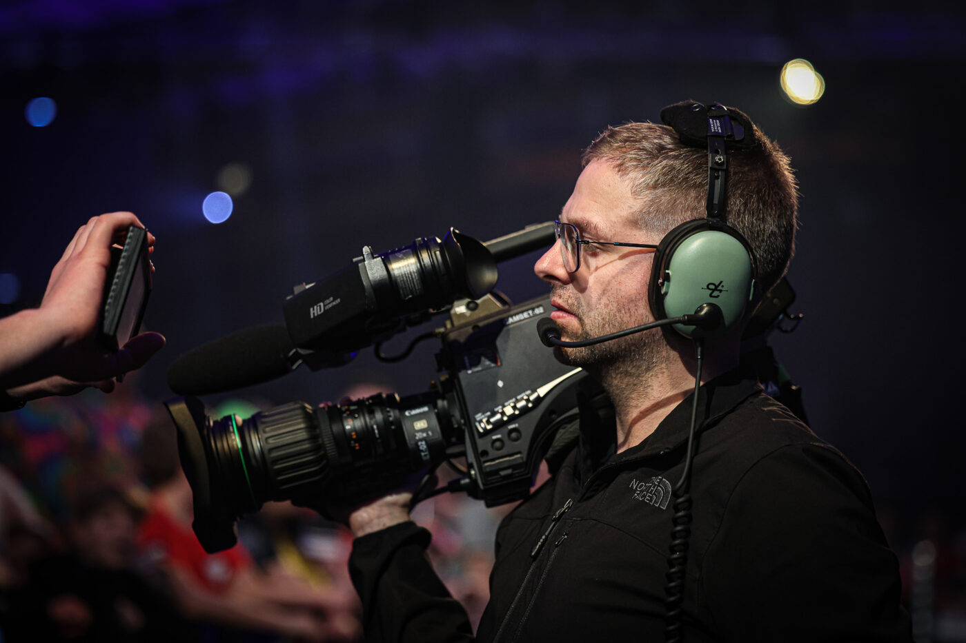 Kameramann blickt nach links