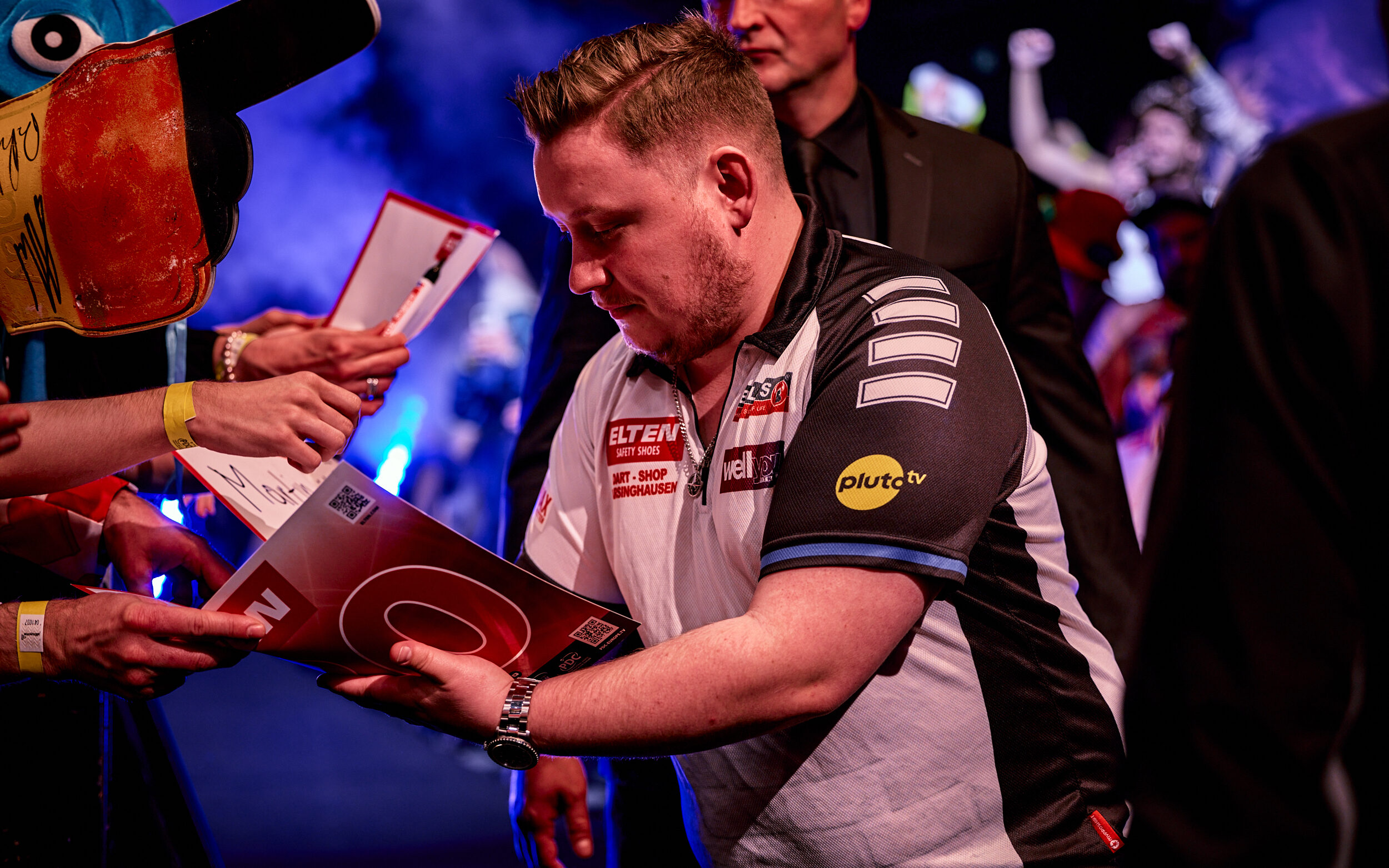 Martin Schindler unterschreibt 180er Schild während seines Walk-Ons