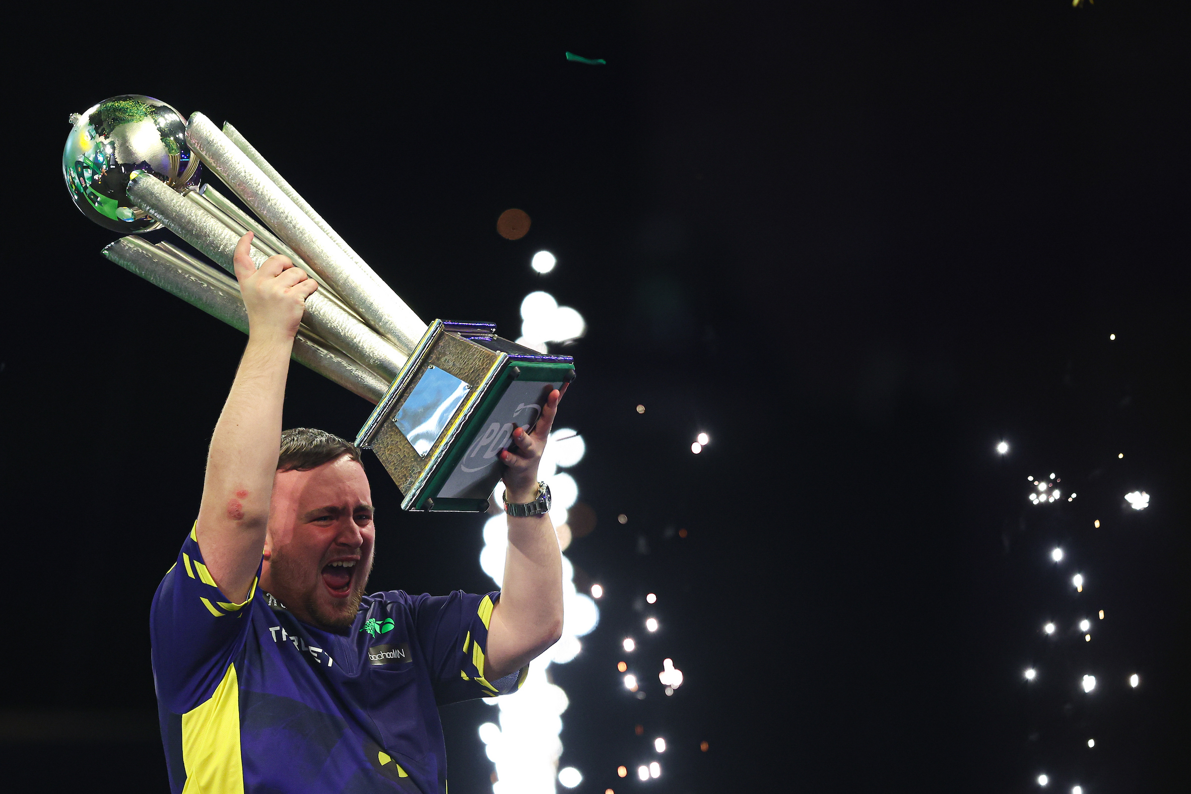 Luke Littler gewinnt die Darts-WM.
