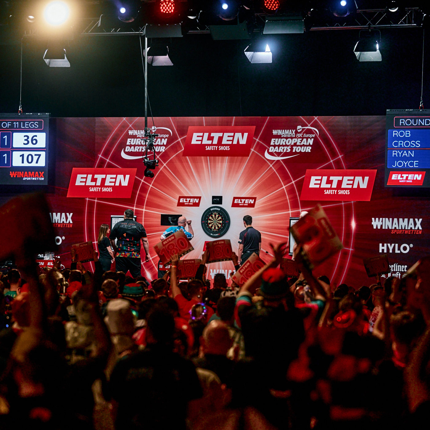 Bühne der PDC European Darts Tour 2025 mit Hauptsponsor ELTEN Safety Shoes und jubelndem Publikum