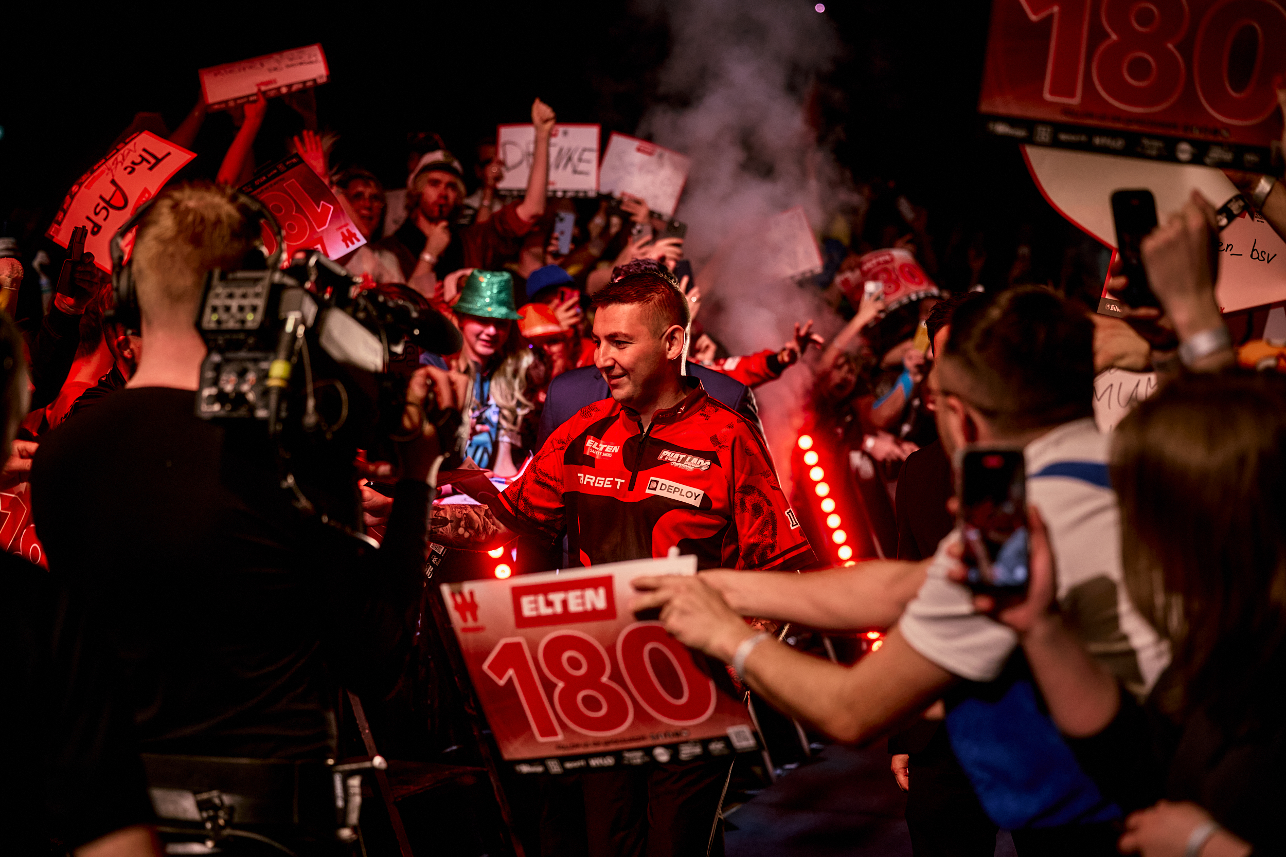 Nathan Aspinall beim Einlauf der European Darts Trophy 2025 in der LOKHALLE in Göttingen
