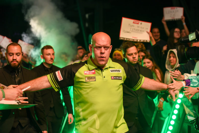 Michael van Gerwen im Finale des ELTEN Safety Shoes German Darts Grand Prix im Zenith in München
