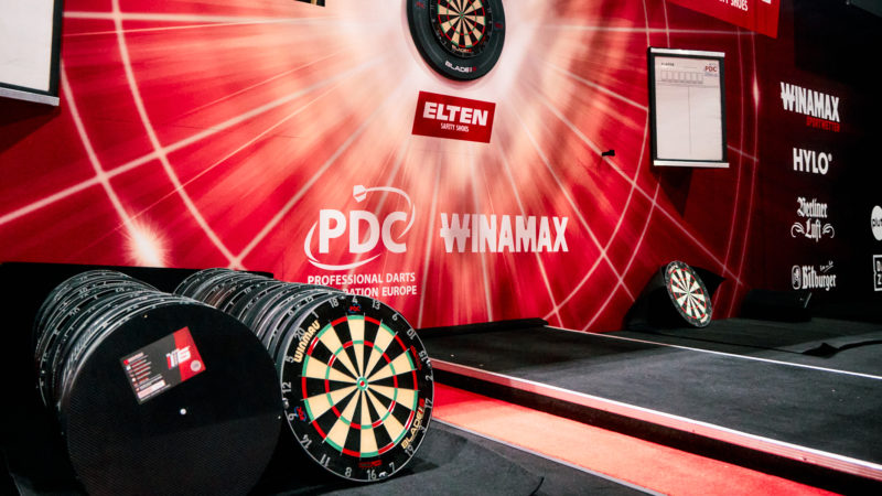 Bühnenbild mit ELTEN und Winamax während der European Darts Trophy 2025 in Göttingen.