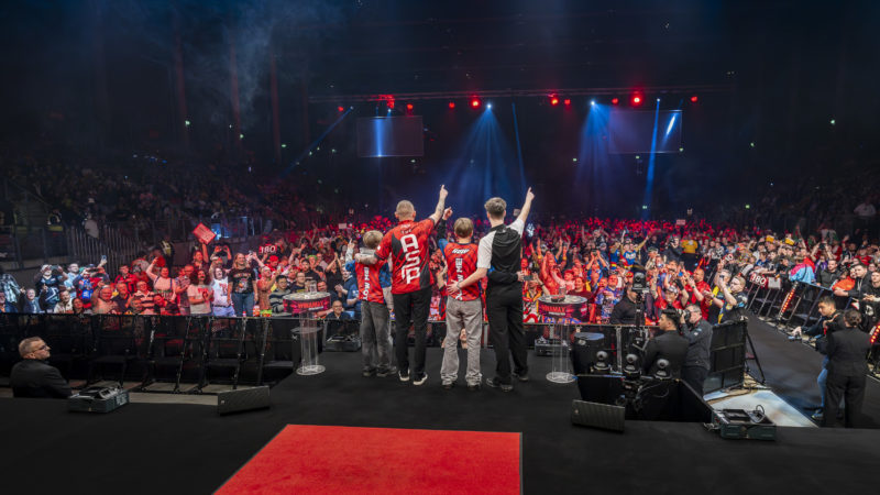 Nathan Aspinall und Yorick Hofkens beim Fan-Walk-on bei der Winamax Darts am Ring Gala 2026 am Nürburgring.