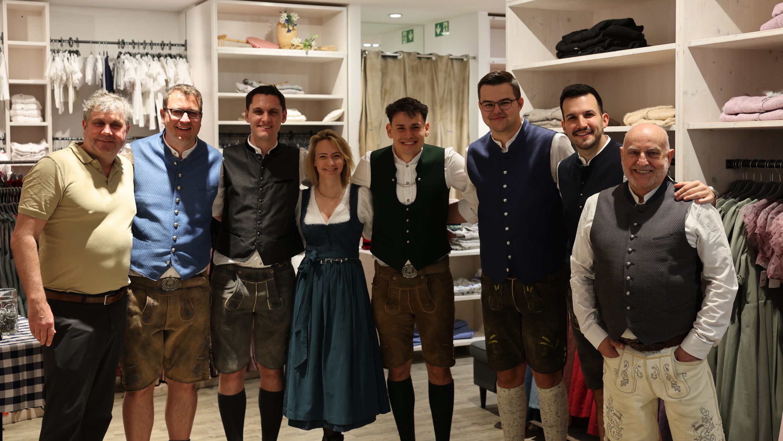 Gian van Veen, Kirk Bevins, Franz Engerer, Charlie Corstorphine, Philip Brzezinski, Werner von Moltke, Axel Munz, Eileen Popielaty bei Angermaier Trachten im Rahmen des ELTEN Safety Shoes German Darts Grand Prix 2026 in München.