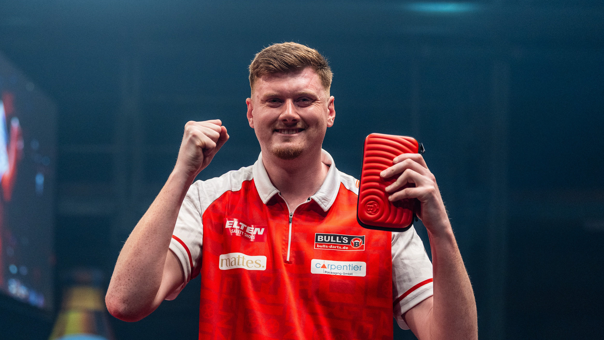 Niko Springer nach seinem Sieg beim ELTEN Safety Shoes German Darts Grand Prix 2026 im Zenith in München