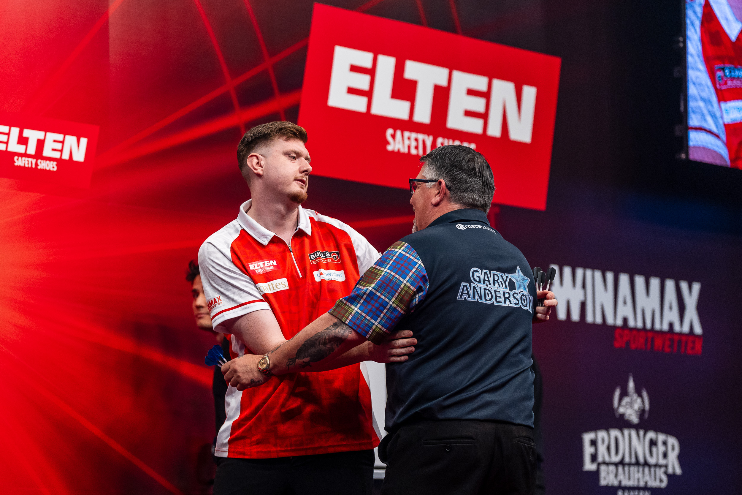 Niko Springer und Gary Anderson beim ELTEN Safety Shoes European Darts Grand Prix 2026 im Glaspalast Sindelfingen