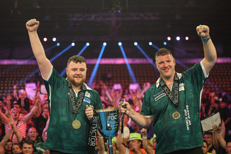 Josh Rock und Daryl Gurney gewinnen den BetVictor World Cup of Darts 2025 in der Eissporthalle in Frankfurt.
