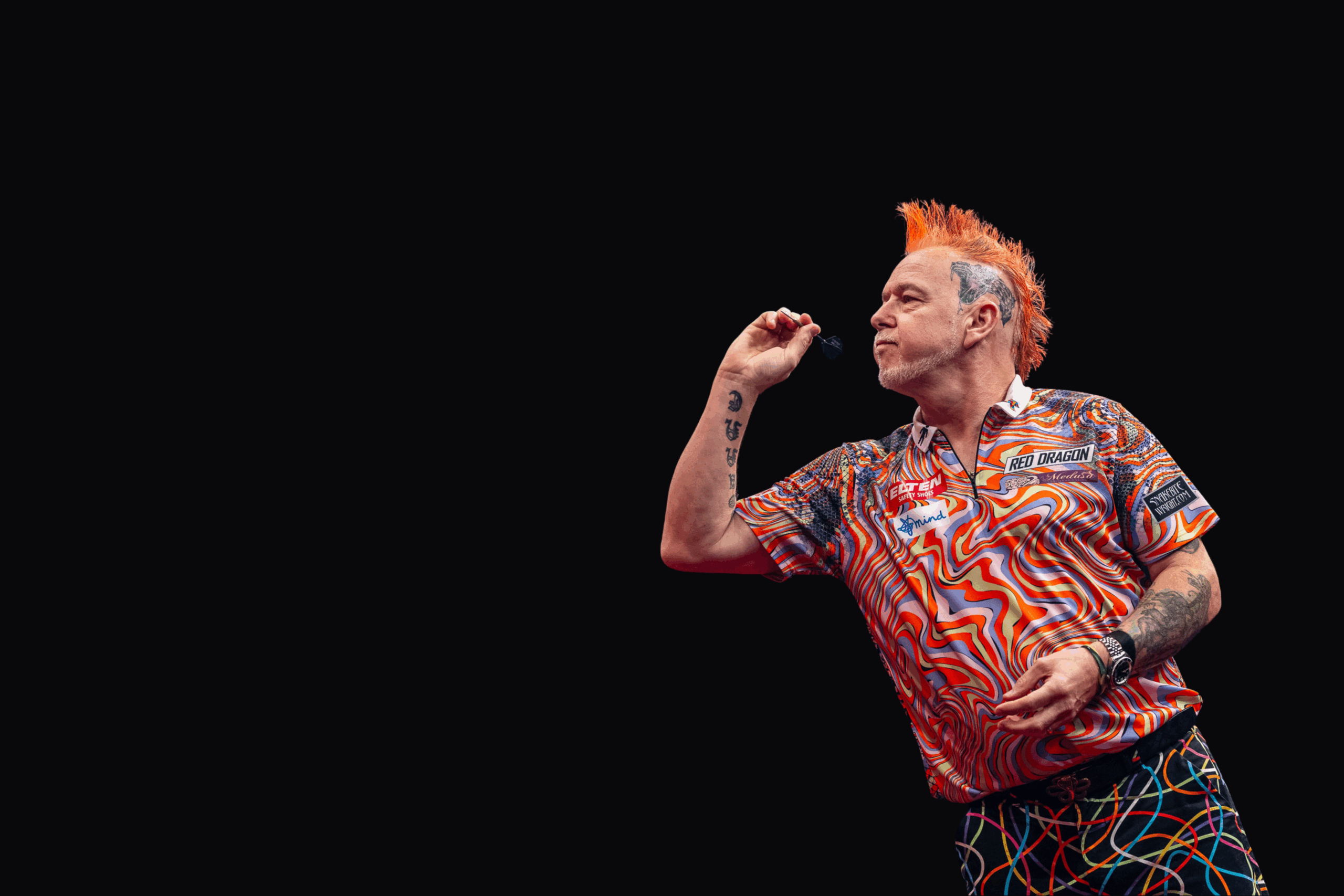 Nahaufnahme von Peter Wright während einer Aufnahme mit Dartpfeil in der rechten Hand und konzentriertem Blick nach vorne