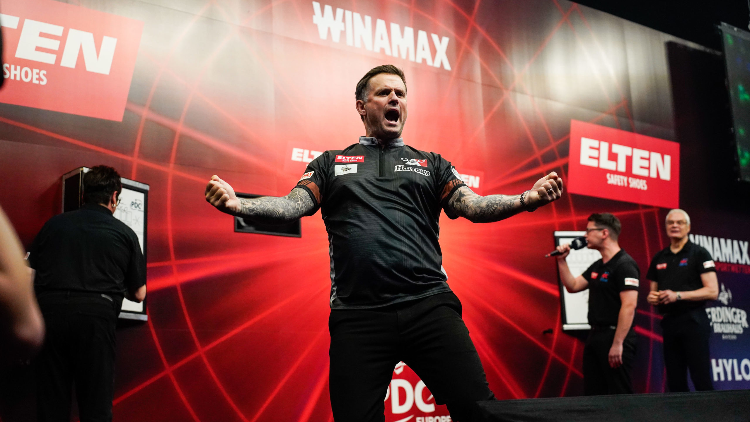 Luke Woodhouse jubelt ausdrucksstark mit zur Seite gestreckten Armen als Sieger der Baltic Sea Darts Open 2026 in Kiel