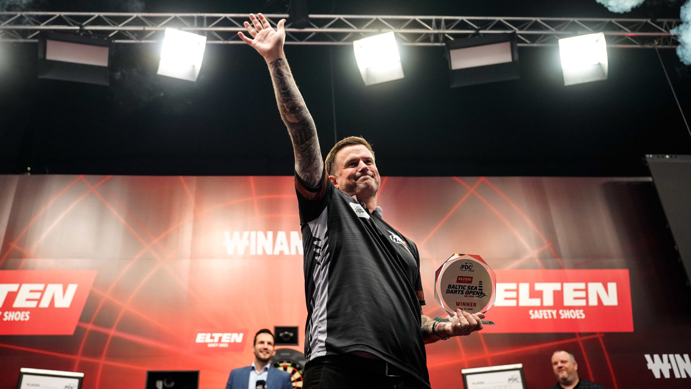Luke Woodhouse gewinnt bei den ELTEN Safety Shoes Baltic Sea Darts Open 2026 in der MERKUR Ostseehalle in Kiel seinen ersten European-Tour-Titel.