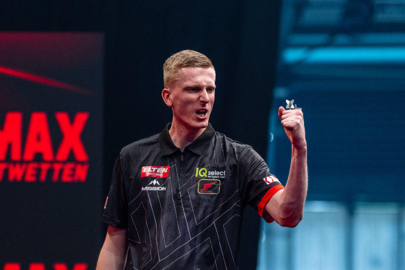 Wessel Nijman beim ELTEN Safety Shoes European Darts Grand Prix im Glaspalast in Sindelfingen.
