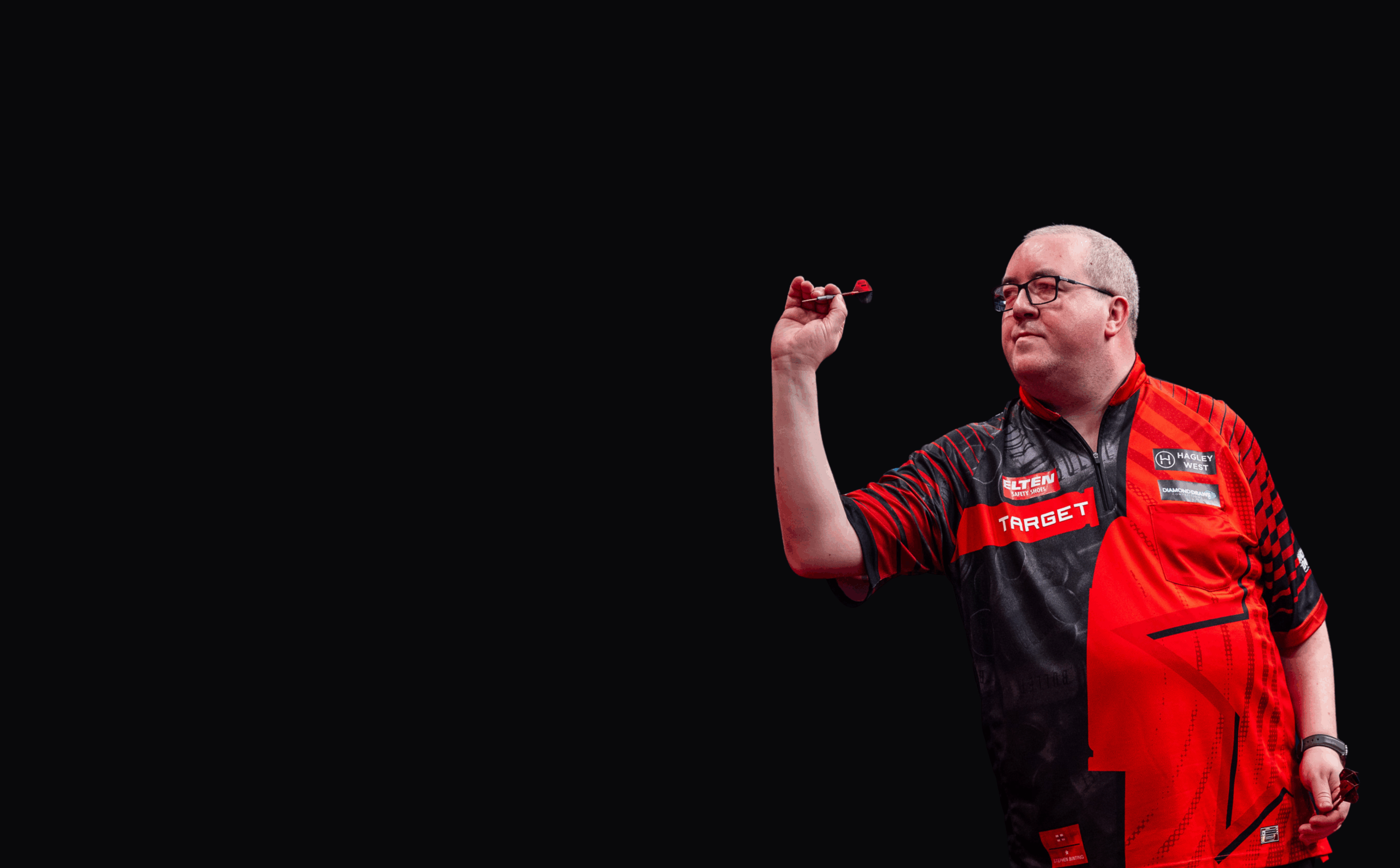 Nahaufnahme von Stephen Bunting während einer Aufnahme mit Dartpfeil in der rechten Hand und konzentriertem Blick nach vorne