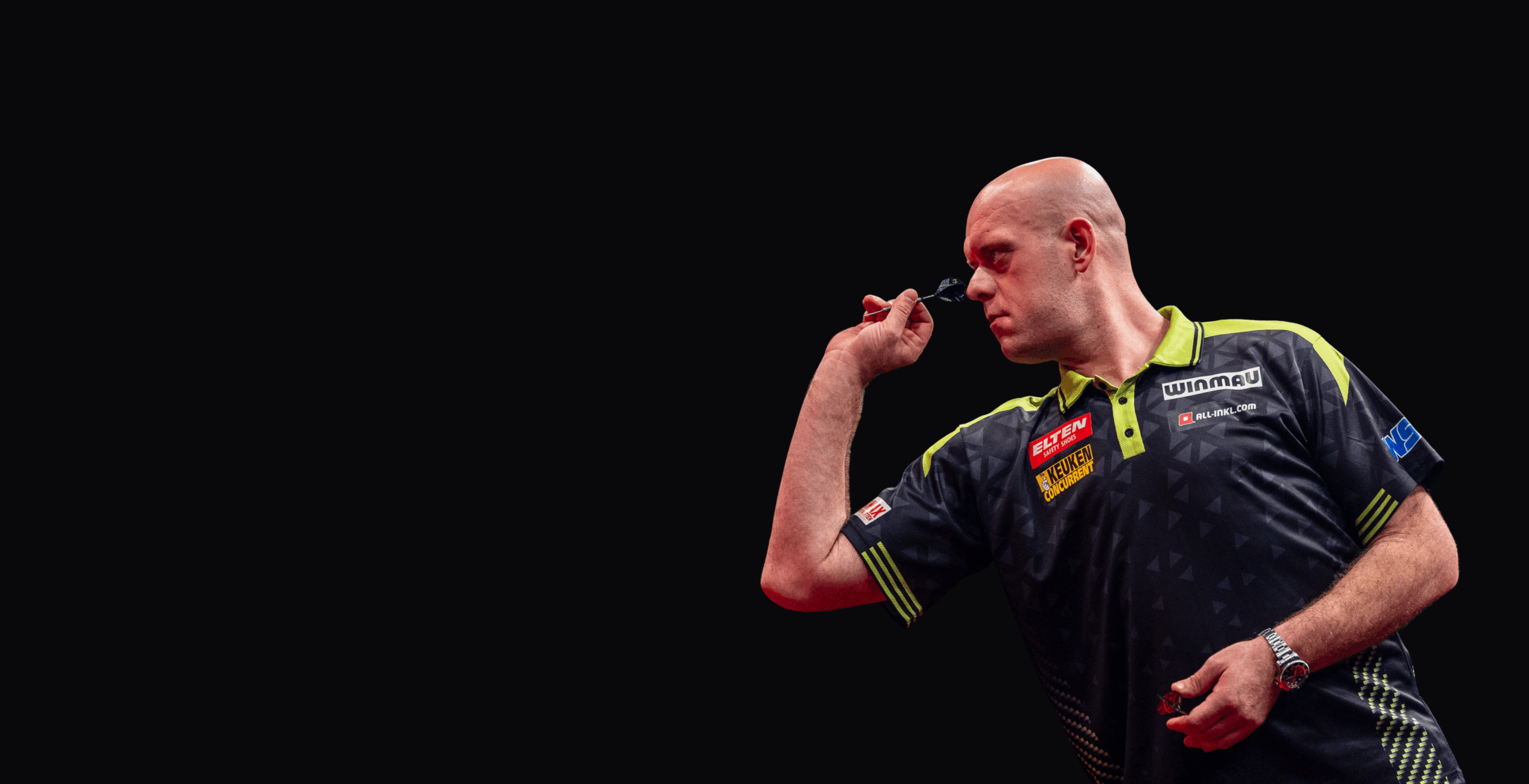 Nahaufnahme von Michael van Gerwen während einer Aufnahme mit Dartpfeil in der rechten Hand und konzentriertem Blick nach vorne
