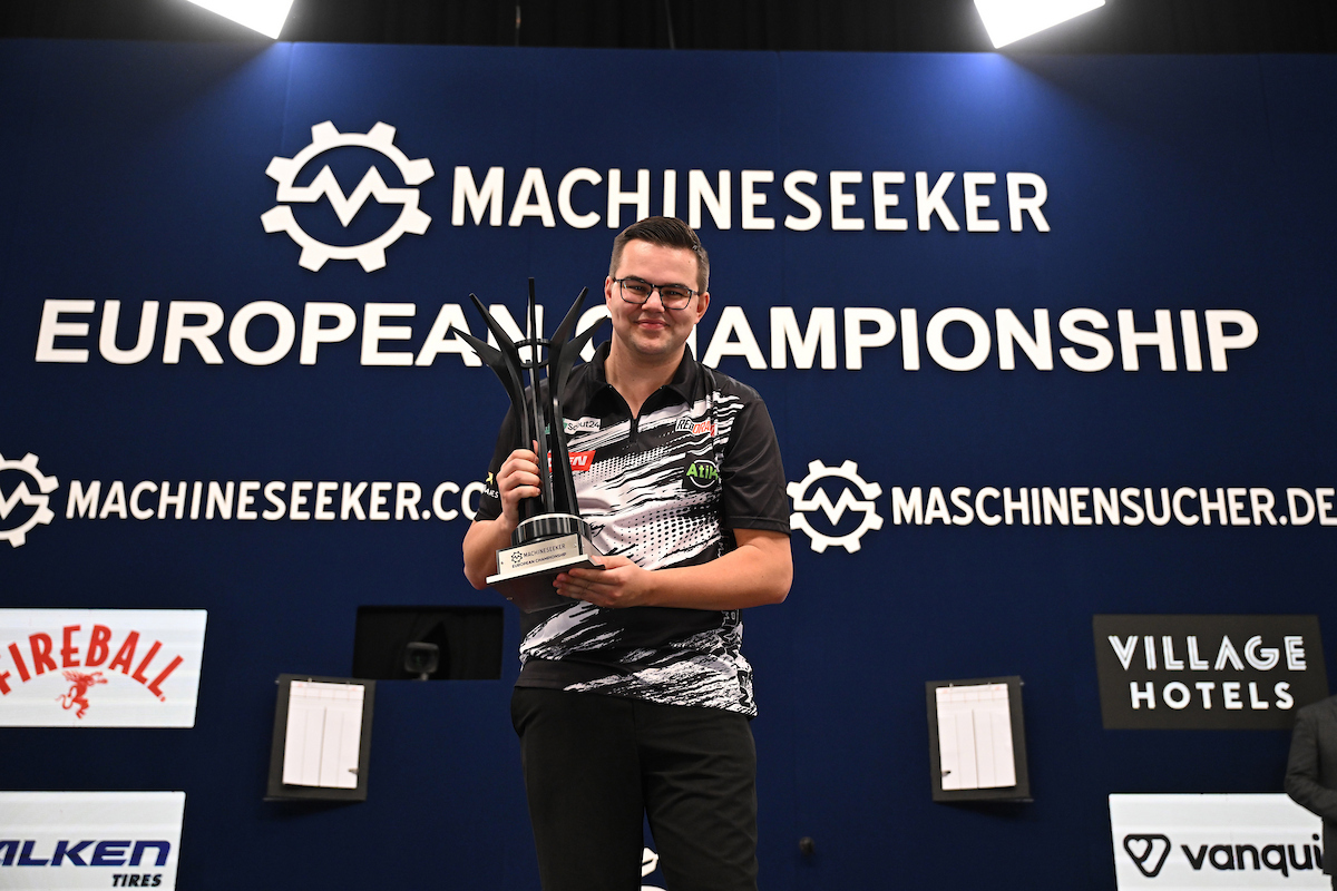 Gian van Veen posiert lächelnd mit Siegertrophäe der European Championship 2025