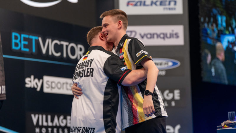 Martin Schindler und Ricardo Pietreczko beim BetVictor World Cup of Darts 2026 in der Eissporthalle in Frankfurt.