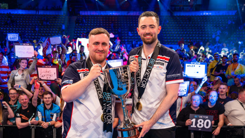 Luke Littler und Luke Humphries gewinnen den BetVictor World Cup of Darts 2026 in der Eissporthalle in Frankfurt.