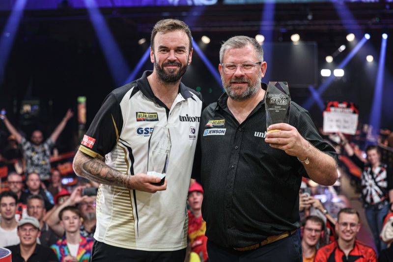 Ross Smith (Runner-up) und James Wade (Sieger) posieren mit Trophäen der Flanders Darts Trophy 2026 vor jubelndem Publikum in Antwerpen