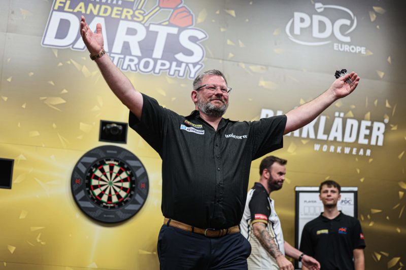 James Wade jubelt nach Sieg der Flanders Darts Trophy 2026, im Hintergrund sein Gegner Ross Smith